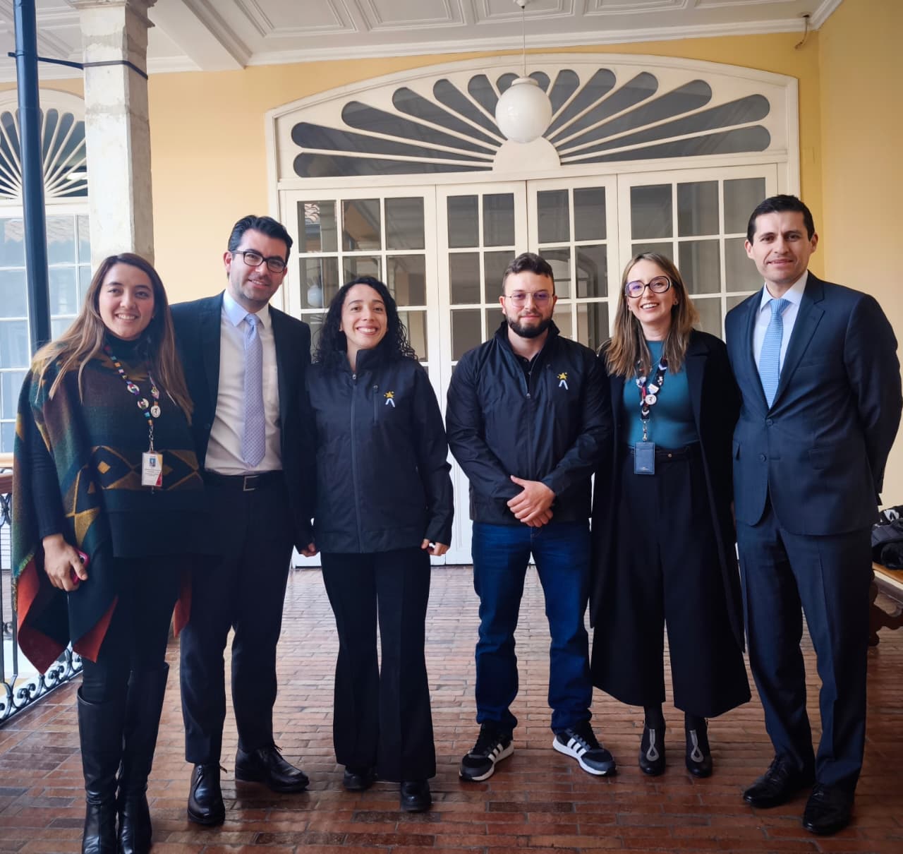 El secretario Jurídico Distrital y el equipo directivo acompañaron la entrega de prendas institucionales, en cumplimiento del Acuerdo Laboral 2024.