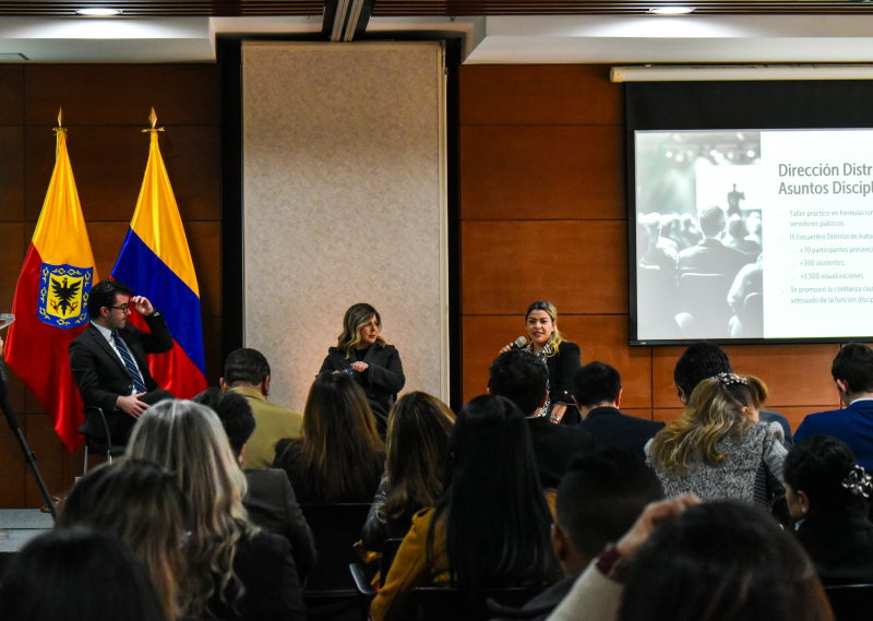 Foto de secretario jurídico Mauricio Moncayo Valencia presentando la rendición de cuentas